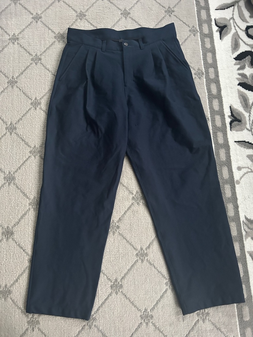 lululemon athletica Men's Dark Navy Pleated Dress Pants READ